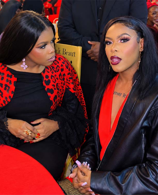 Kenya ni kama imeanza kuwa Thailand! Two men were spotted in a high-end club in Nairobi, dressed up and wearing makeup Two men were spotted in a high-end club in Nairobi, dressed up and wearing makeup